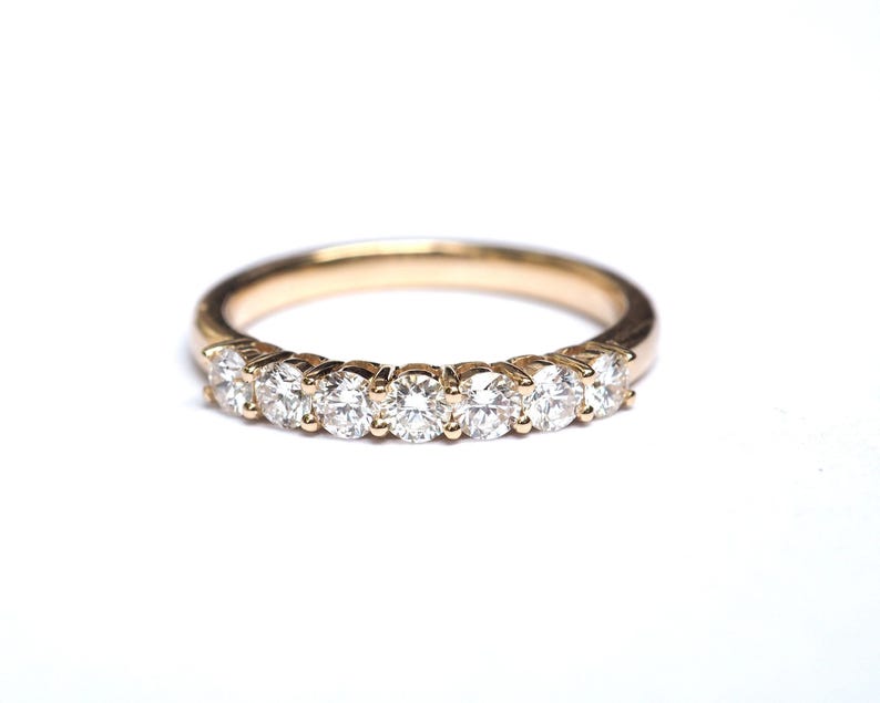 Anello con 7 diamanti a griffe condivise da 0,63 carati, oro 18 carati e 14 carati. Fede nuziale con diamanti da 2,5 mm. Anello dell'eternità. Anello impilabile. Oro giallo, bianco e rosa. Polamai immagine 4