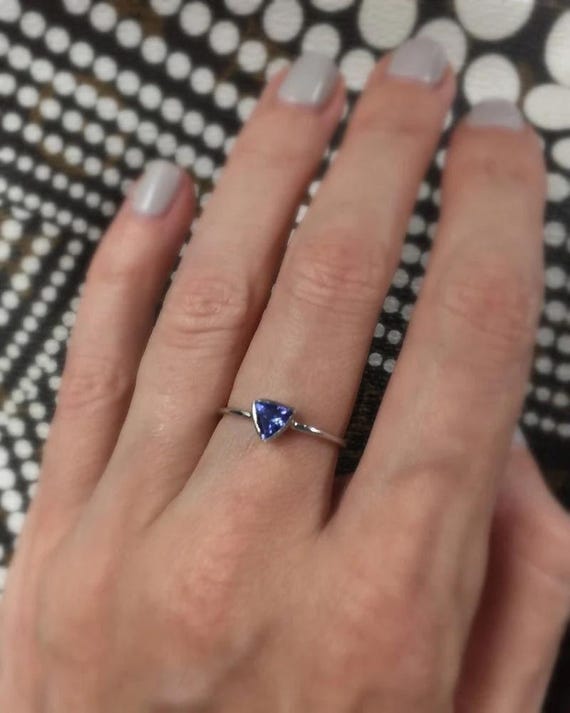 天然タンザナイトリング 14K 18K ゴールド。トリリアントカットリング