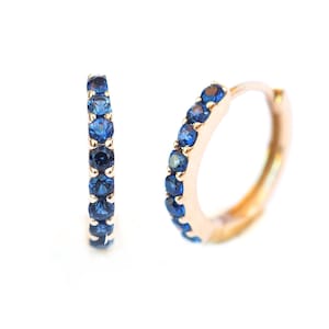 Par de aros de zafiro azul de 12 mm, listos para enviar. Pendientes de aro pequeños de zafiro en oro rosa de 14 k. Regalo de zafiro natural.