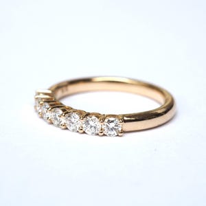 Anello con 7 diamanti a griffe condivise da 0,63 carati, oro 18 carati e 14 carati. Fede nuziale con diamanti da 2,5 mm. Anello dell'eternità. Anello impilabile. Oro giallo, bianco e rosa. Polamai immagine 2