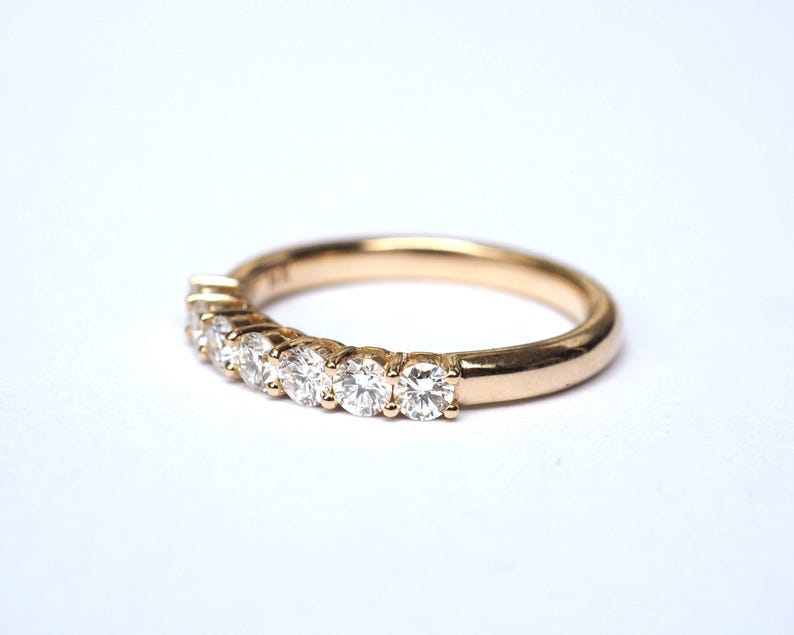 Anello con 7 diamanti a griffe condivise da 0,63 carati, oro 18 carati e 14 carati. Fede nuziale con diamanti da 2,5 mm. Anello dell'eternità. Anello impilabile. Oro giallo, bianco e rosa. Polamai immagine 2