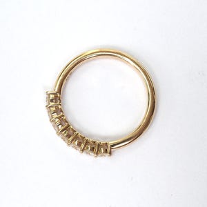 Anello con 7 diamanti a griffe condivise da 0,63 carati, oro 18 carati e 14 carati. Fede nuziale con diamanti da 2,5 mm. Anello dell'eternità. Anello impilabile. Oro giallo, bianco e rosa. Polamai immagine 3