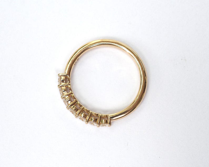 Anello con 7 diamanti a griffe condivise da 0,63 carati, oro 18 carati e 14 carati. Fede nuziale con diamanti da 2,5 mm. Anello dell'eternità. Anello impilabile. Oro giallo, bianco e rosa. Polamai immagine 3