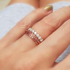 Anello con 7 diamanti a griffe condivise da 0,63 carati, oro 18 carati e 14 carati. Fede nuziale con diamanti da 2,5 mm. Anello dell'eternità. Anello impilabile. Oro giallo, bianco e rosa. Polamai immagine 5