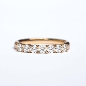 Anello con 7 diamanti a griffe condivise da 0,63 carati, oro 18 carati e 14 carati. Fede nuziale con diamanti da 2,5 mm. Anello dell'eternità. Anello impilabile. Oro giallo, bianco e rosa. Polamai immagine 1