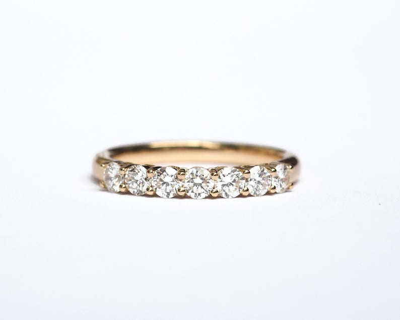 Anello con 7 diamanti a griffe condivise da 0,63 carati, oro 18 carati e 14 carati. Fede nuziale con diamanti da 2,5 mm. Anello dell'eternità. Anello impilabile. Oro giallo, bianco e rosa. Polamai immagine 1