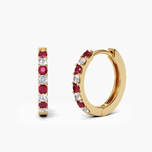 Natuurlijke hoepeloorbellen van 1,5 mm met diamant en robijn. 14k 18k massief goud. 9 mm 12 mm 15 mm Ruby and Diamond Huggie-hoepels. Geboortesteen juli: cadeau voor haar