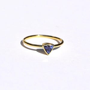 Natürlicher Tansanit Ring 14k 18k Gold. Trillion Ring Solid Gold Edelstein Ring. Goldfarbener Stapelring. Gelb Weiß Gold Ring. Trilliantschliff