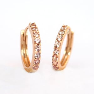 Perzikkleurige saffieroorbellen 12 mm 9 mm. 14k 18k geel wit roségoud. Huggie-oorbellen saffier. Kleine hoepel oorbellen. Natuurlijke saffier