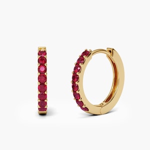 Aros de rubí natural de 1,5 mm. Diámetros: 9 mm, 12 mm y 15 mm. Oro macizo de 14 k y 18 k. Aros de rubí. Pendientes de regalo con la piedra de nacimiento de julio, Polamai.