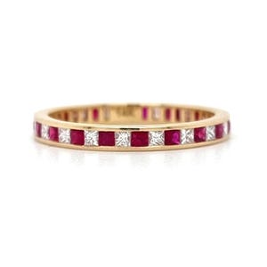 Princess Cut Eternity-ring robijn en diamant 2,4 mm. Trouwring. Volledige helft 3 4 . Kanaalinstelling. 14k 18k geel-rosé witgoud platina.
