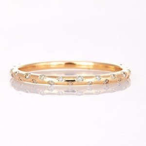 Anillo con chispas de diamantes. Alianza de bodas de oro de 14k y 18k con diamantes. Anillo apilable de diamantes. Alianza celestial con diamantes. Oro amarillo, blanco y rosa.