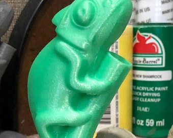 Cute 3D printed Chameleon Pen or pencil holder. Color changing. Green to yellow.