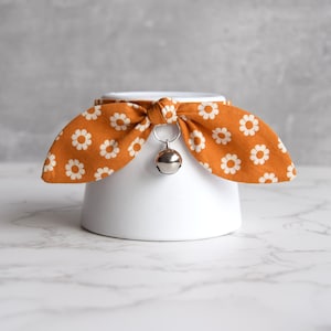 Spring Daisy Cat Collar with Retro Floral Print - Brown Cat Collar with Bell - Breakaway Cat and Kitten Collar with Bow