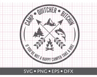 Może przedstawiać: Czarno-biały okrągły projekt z tekstem "Camp Quitcher Bitchin" i "If you're not a happy camper take a hike". Projekt zawiera również górę, drzewo, rybę i ognisko.