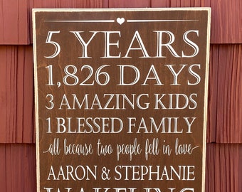 Letrero de madera personalizado para aniversario: Años de matrimonio en familia