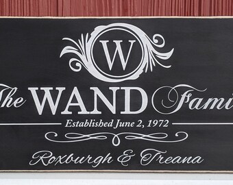 Letrero de madera personalizado con el apellido familiar: Placa con monograma de estilo rústico