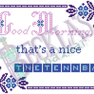 Peut inclure: Un motif de point de croix rose et bleu avec le texte "Good Morning that's a nice TNETENNEM". Le motif est encadré d'une bordure violette et bleue avec des accents floraux.