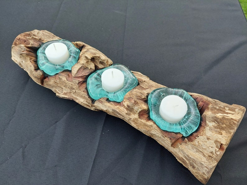 Pode incluir: Um porta-velas de madeira r&uacute;stico com tr&ecirc;s porta-velas de ch&aacute; feitos de vidro transparente. O porta-velas &eacute; perfeito para adicionar um toque de beleza natural a qualquer casa.