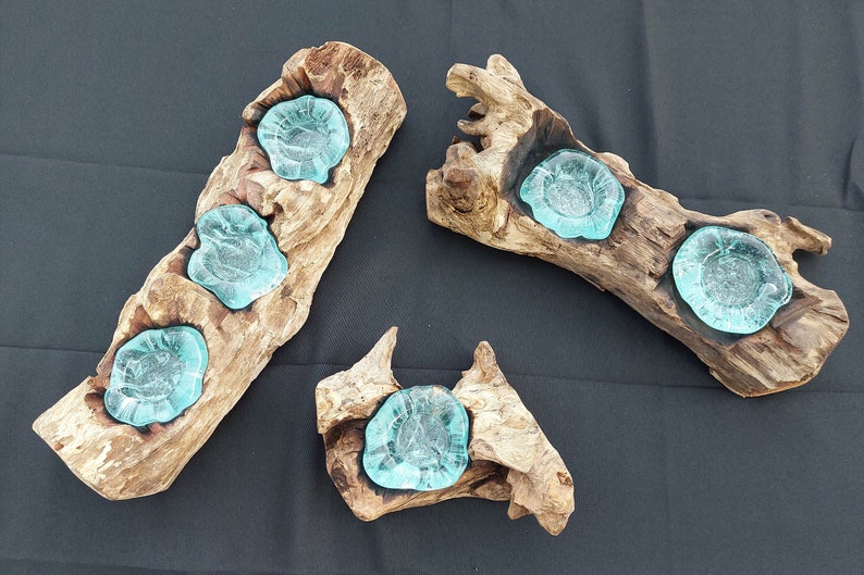 Pode incluir: Tr&ecirc;s casti&ccedil;ais de madeira com inser&ccedil;&otilde;es de vidro azul-turquesa. Os casti&ccedil;ais s&atilde;o feitos de madeira flutuante natural e t&ecirc;m um aspeto r&uacute;stico e org&acirc;nico.