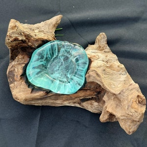 Pode incluir: Uma tigela de vidro azul turquesa fica em uma tigela de madeira natural. A tigela de vidro tem uma textura ondulada e &eacute; perfeita para guardar pequenos objetos.