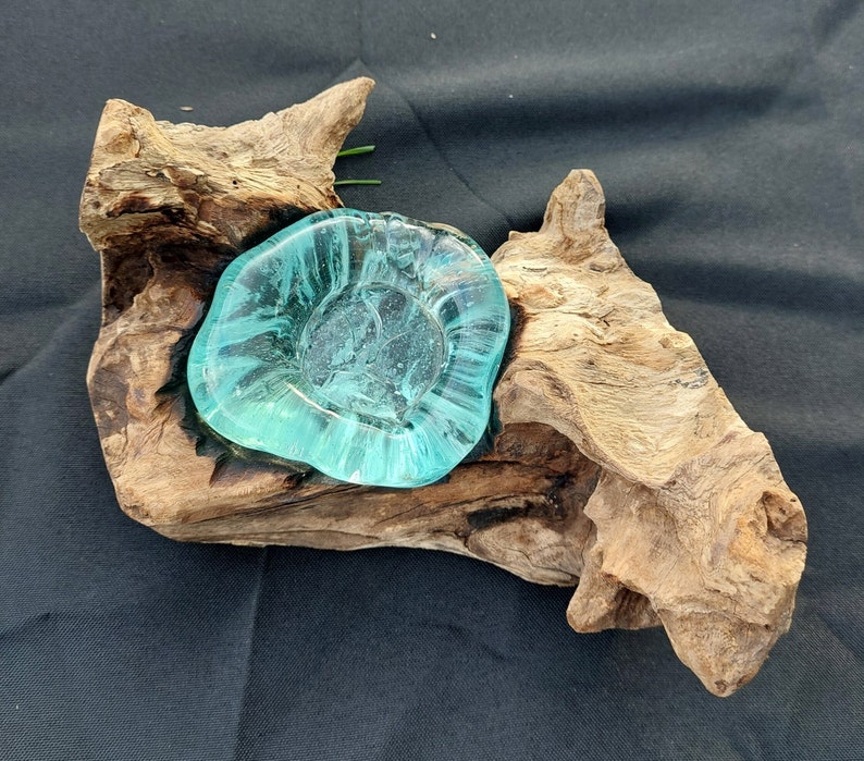 Pode incluir: Uma tigela de vidro azul turquesa fica em uma tigela de madeira natural. A tigela de vidro tem uma textura ondulada e &eacute; perfeita para guardar pequenos objetos.