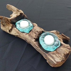 Pode incluir: Um porta-velas de madeira r&uacute;stico com dois copos de vela de vidro azul turquesa. O porta-velas &eacute; feito de madeira flutuante e tem um aspecto natural e desgastado.