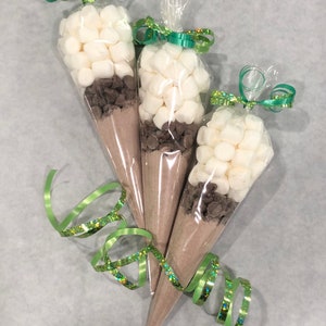 Conos de chocolate caliente, cacao en polvo, malvaviscos y chispas de chocolate