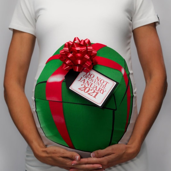 Christmas in July Maternity T-Shirt with Bow and Due Date Tag / Pregnancy Announcement / Baby Shower / 3D