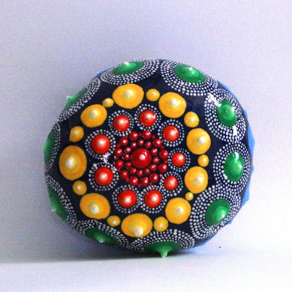 Rainbow Mandala Design Stone, Faberge Egg Inspired Beach Rock, Regalos pintados a mano para mamá, Dot Art Coffee Table Decor, Rainbow Art & Gift