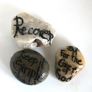 Apoyo inspirador Healing Rocks, grupo de apoyo de NA, obsequios de recuperación de 12 pasos, obsequio de patrocinador de Painted Pebbles AA, obsequios de tokens de sobriedad para él