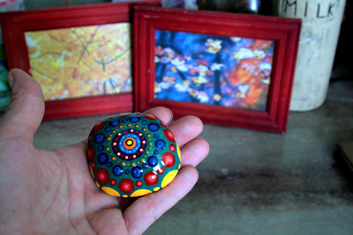 Mandala patrón pintado de la roca de la playa cazador verde y | Etsy