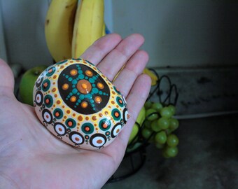Mandala pintado a mano, regalo de aniversario, piedra grande pintada a mano color crudo y verde azulado, piedra con diseño de mandala, regalo artístico de puntos para él, decoración para la sala de estar.