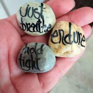 Frases inspiradoras con mantras, regalo para amantes del yoga, piedras para frotar, regalo de amistad, idea de regalo para personas divorciadas, piedras curativas pintadas, arte para estudios de yoga