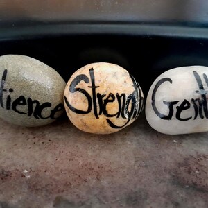 Piedras espirituales para aliviar la ansiedad, regalos de apoyo, símbolos de amistad, regalos inspiradores, piedras pintadas para tiempos difíciles.