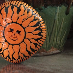Orange Gelb bemalter Stein, Sonnengesicht-Strand-Haus-Kunst, lächelndes Gesicht Geschenke für sie, Yoga-Studio-Dekor, im Freiendekor-Garten, mittlerer Strand-Rock