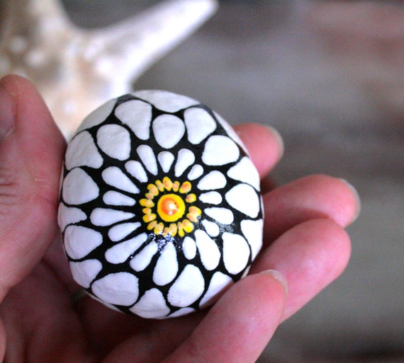 Daisy Design Nursery Décor, White and Black Flower Power Gift, White Flower Painted Stone Garden Center Paperweight, Gifts for Flower Lovers