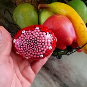 Decorazione rupestre con motivo a fragola, decorazione rupestre dipinta di rosa, decorazione con frutta, decorazione artistica da giardino e cortile
