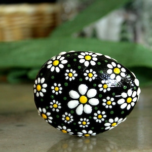 Daisies Dot Painting Rock, Daisy Design Floral Décor Hand Painted Gift, White Black Spring Summer Patio Accent, Flower Box Decoration