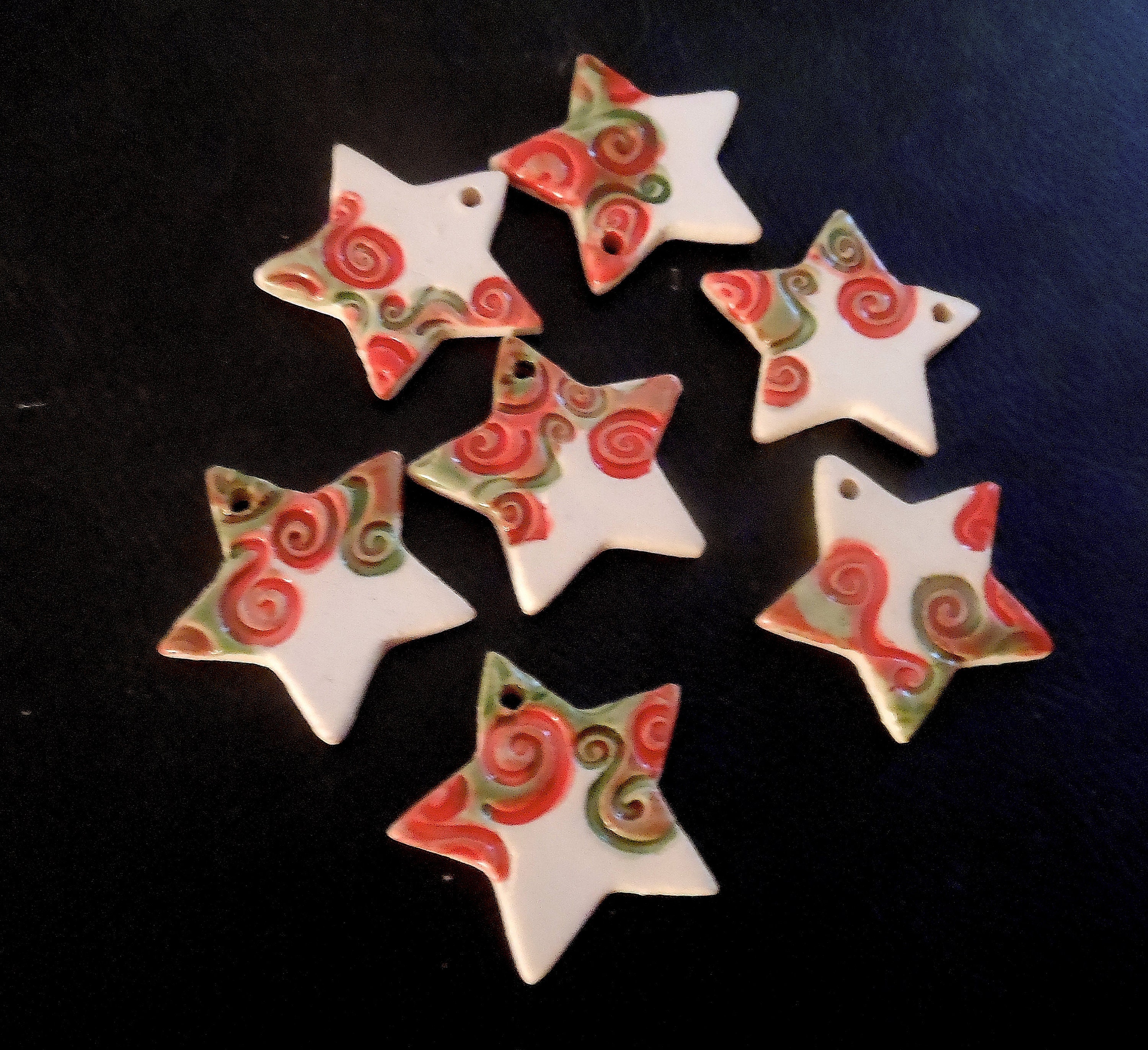 Lot de 7 Suspensions Noël, à Suspendre, Étoiles en Céramique, Décor Spirales Émaillées Rouge et Vert