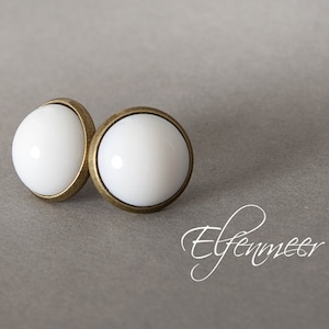 Vintage stud earrings 12 mm, ivory white