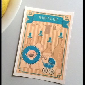 Baby yeah! kaart - Retro geboortekaart in blauw met blije baby, kinderwagen, babyflessen en schone babykleerdjes aan een waslijn.