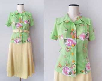 Original 1970s ladies blouse, green summer blouse with colorful pattern: flowers and woman. Size S