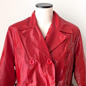 Wintery, red lacquered short coat, 1970s with large buttons. Shiny vintage rain jacket with belt. Size S image 4