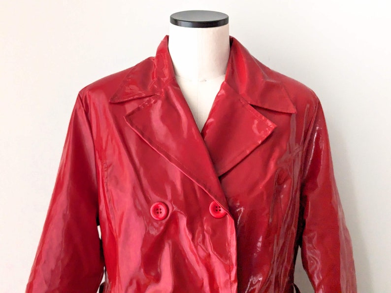 Wintery, red lacquered short coat, 1970s with large buttons. Shiny vintage rain jacket with belt. Size S image 4