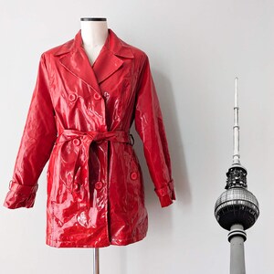 Wintery, red lacquered short coat, 1970s with large buttons. Shiny vintage rain jacket with belt. Size S image 2