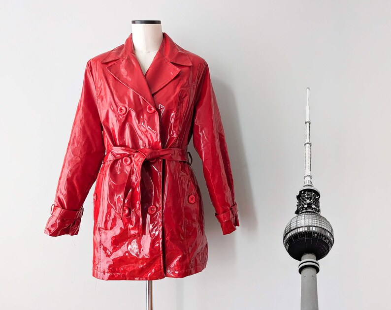 Wintery, red lacquered short coat, 1970s with large buttons. Shiny vintage rain jacket with belt. Size S image 2