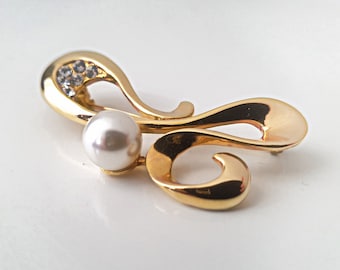 Pretty curved vintage brooch, gold washed with a large pearl and rhinestones