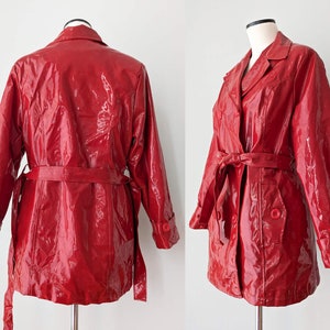 Wintery, red lacquered short coat, 1970s with large buttons. Shiny vintage rain jacket with belt. Size S image 3