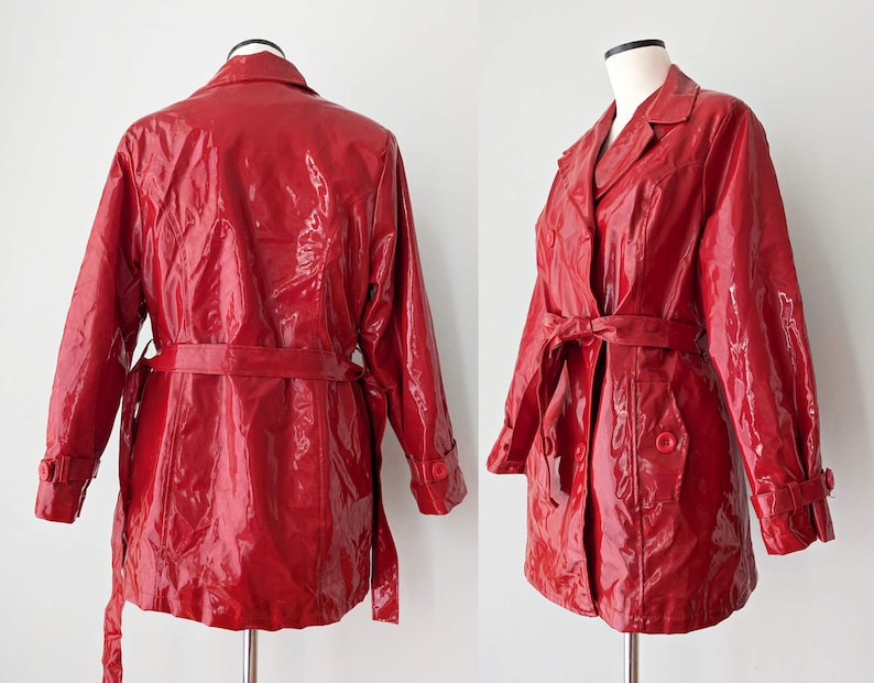 Wintery, red lacquered short coat, 1970s with large buttons. Shiny vintage rain jacket with belt. Size S image 3
